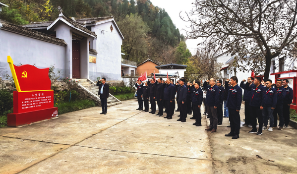 11月1日，中鐵七局西十高鐵項目黨支部開展“追尋革命遺跡 砥礪奮進前行”主題黨日活動，組織黨員干部前往陜西商洛市“麻街地下交通站”紅色教育基地實地踐學，旨在充分調動參建員工的積極性、主動性和創(chuàng)造性，凝心聚力決戰(zhàn)四季度。